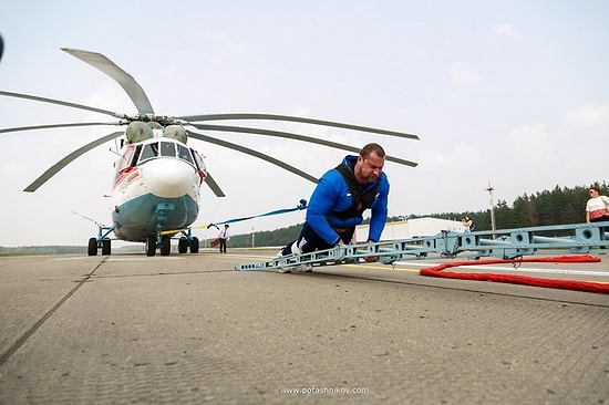 Dünyanın En Büyük Helikopterini Çekerek Guiness Rekorlar Kitabı'na Giren Adam