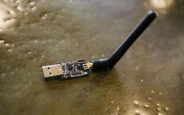 Bastille firmasının test aşamasında kullandığı 12 dolarlık USB anteni... Bununla bile güvenlik açığı yakalanabiliyor