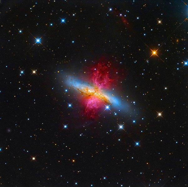 10. Messier 82 Yıldız Patlama Galaksisi ve NGC 4666 Çubuklu Sarmal Galaksisi