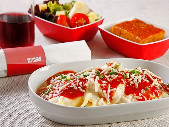 Havadayken Bile Midesini Düşünen Gurmelere Adanmış 15 Fiyakalı Uçak Yemeği