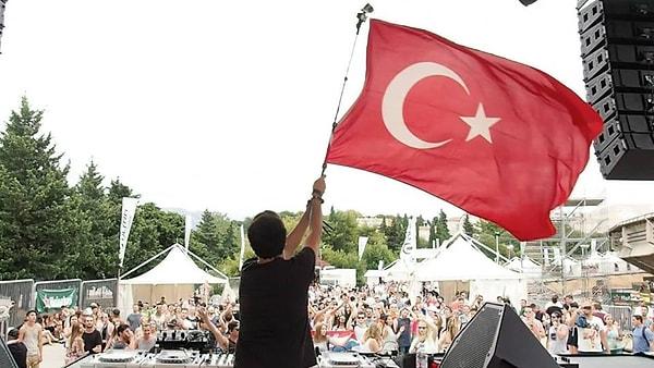 Armin van Buuren, Hardwell, David Guetta gibi birçok dünyaca ünlü DJ'i barındıran olağanüstü festivalde ülkemizi tek Türk olarak Alihan İpek temsil etti.