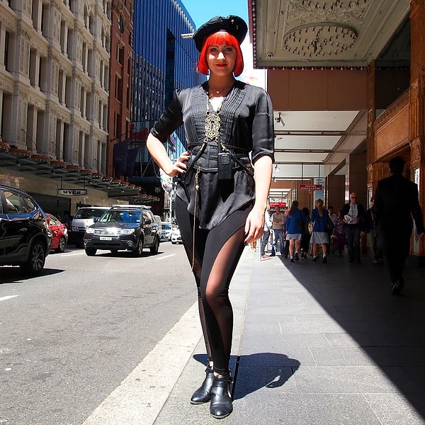 11. Наоми - ловит такси для постояльцев отеля, на который она работает, Сидней, Австралия