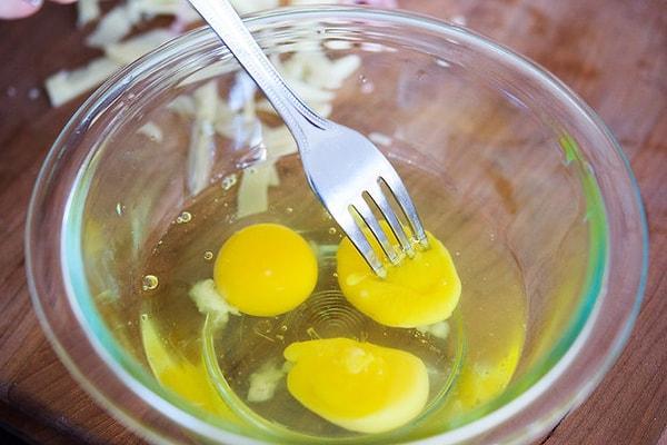 12. Yumurtaları çırpmadan önce sarılarını dağıtın.