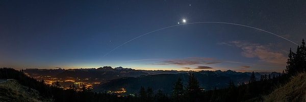 14. МКС под Венерой и Луной