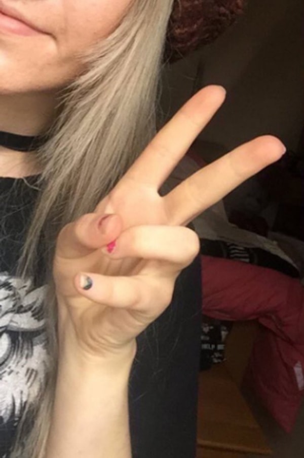 В ответ на это Марина опубликовала видео. На нем под кроватью можно было разглядеть надпись "Помогите мне!"