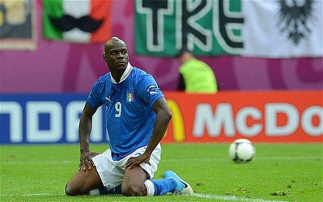 2. Euro 2012 öncesi en büyük sorunlardan biri Avrupa'da yükselen ırkçılıktı. Balotelli ırkçılara meydan okudu.