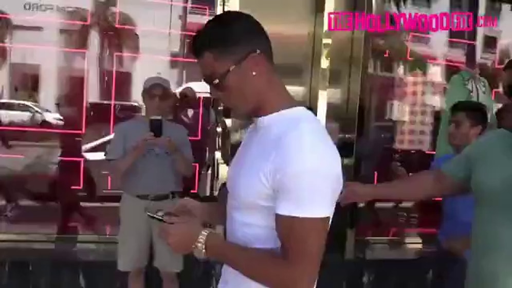 Cristiano Ronaldo Kendisiyle Selfie Çekmek İsteyen Çocuğu İtekledi