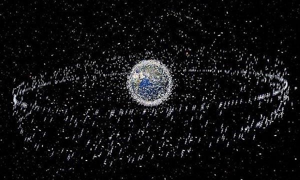 İnsanoğlunun uzaya gönderdiği araçlar ve uyduların zamanla kullanılamaz hale gelmesi bütün objelerin nihayet bir uzay çöpüne dönüşmesine neden oluyor.