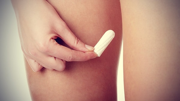 7. Выбрасывать окровавленный тампон в мусорку, даже не завернув его в туалетную бумагу