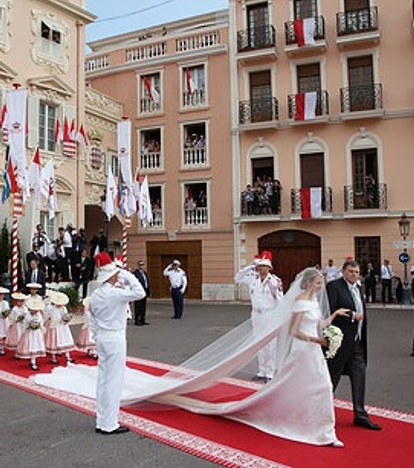 5. Но не только шикарное платье на Red Cross Gala доказывает, что Шарлен - икона стиля