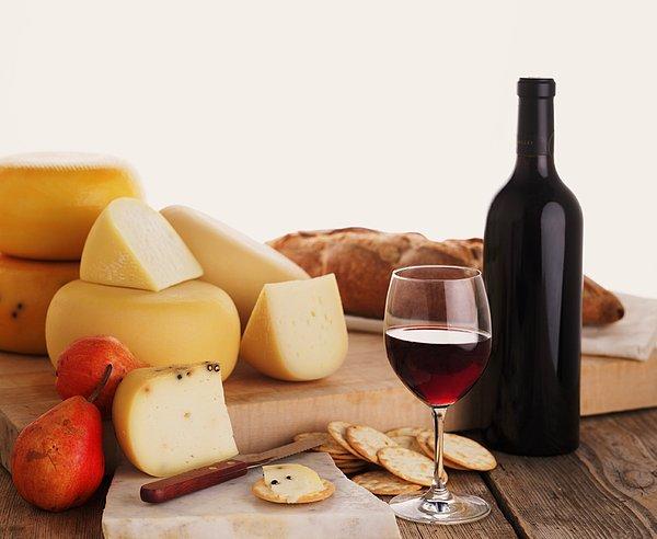 2. Hugh Jackman peynir ve şaraba hayır diyemiyor!
