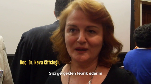 Nanobakteri konusundaki çalışmalarından ötürü elde ettiği bir plaketi almak için kürsüye çağrıldığında ise gururuna, belki de gururumuza dokunacak bir an yaşanmış.