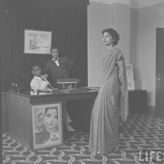 1. Son dönemlerin oldukça popüler ve en büyük film sektörlerinden birisi de bildiğiniz gibi Bollywood.