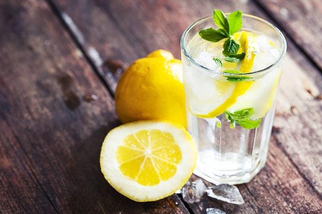 İçtiğinizde Yüzünüzü Azıcık Ekşitip Sizi Sağlığa Boğacak Limonlu Suyun 13 Faydası