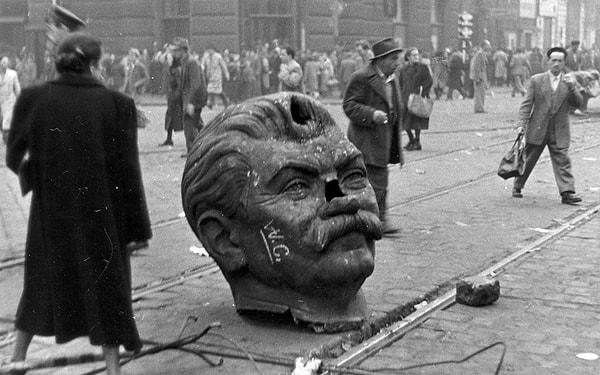 10. Macar Devrimi sırasında Joseph Stalin heykelinden koparılan kafa kısmı Budapeşte sokaklarında, 1956.