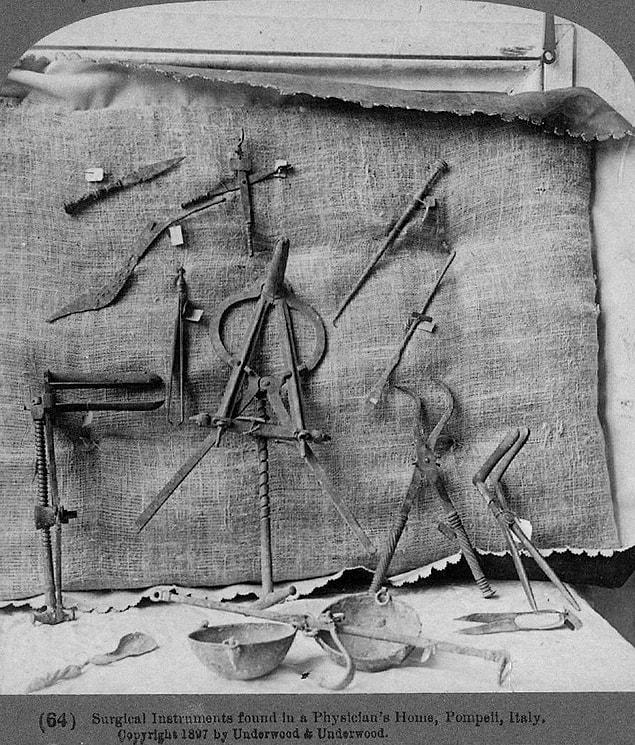11. İtalya'nın Pompeii kalıntılarında bir hekimin evinde gömülü bulunan antik Roma cerrahi aletleri,1897.