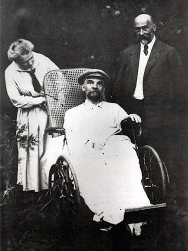 12. Sovyet Rusyası'nda yasaklanan, Lenin'inin üçüncü felci sonrası çekilmiş bir fotoğrafı, 1923.