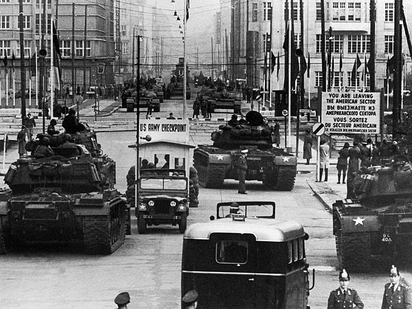 13. Berlin Krizi sırasında Doğu-Batı geçiş noktası olan Checkpoint Charlie'de konumlamış ABD ve Sovyet tankları, 1961.