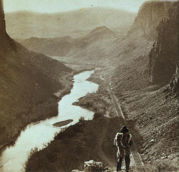 16. Bir Amerikan yerlisi, Nevada'da yeni tamamlanan kıtalar arası tren yoluna bakıyor, 1867.