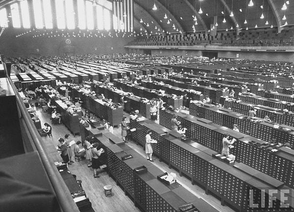 21. 2. Dünya Savaşı sırasında FBI'ın devasa parmak izi fabrikasının içi (1943)