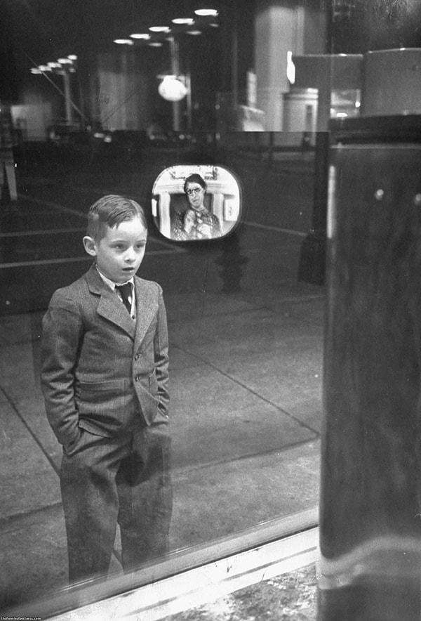24. İlk defa televizyon gören bir çocuk, 1948.