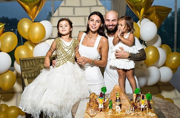 4. В конце празднества Ариеле вынесли торт, выполненный в форме египетской пирамиды, и все присутствовавшие исполнили имениннице песенку «Happy Birthday to you».