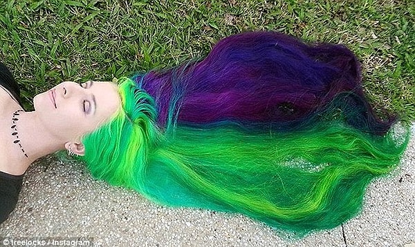 Хотя, если честно, то месяц назад девушка была у парикмахера-стилиста Rebecca Taylor, которая все-таки убрала 1 сантиметр.