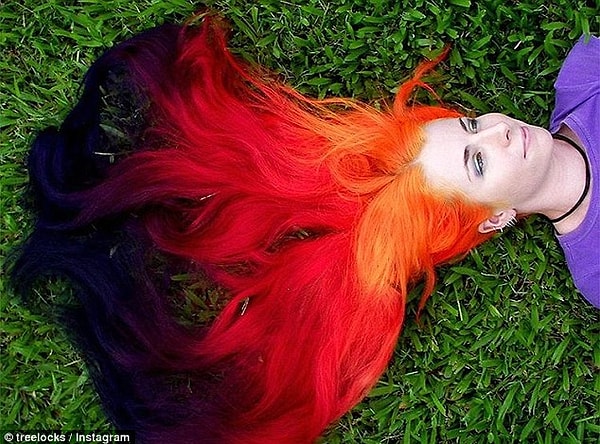 Но длина волос даже не самое главное. Самое главное, пожалуй, то, что девушка обожает красить волосы во все цвета радуги.