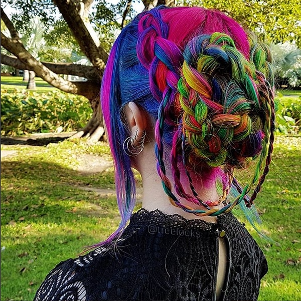 Единственный, кто помогает ей советом - лучшая подружка.