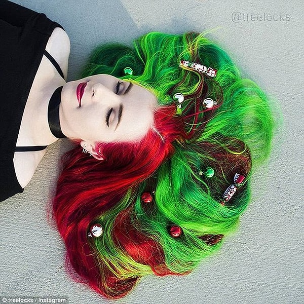 Вместе они размышляют над разными концепциями. Вот, например, елочка 🎄