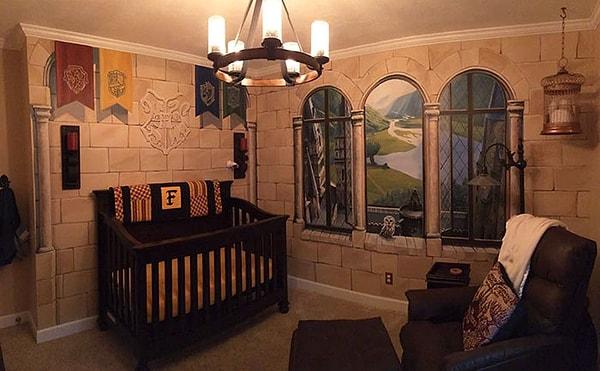 Amerikalı çift Kaycee ve Casey (isimleri aynı okunuyor çok tatlı😍), 7 aylık oğulları için Hogwarts temalı harika bir oda hazırladılar.