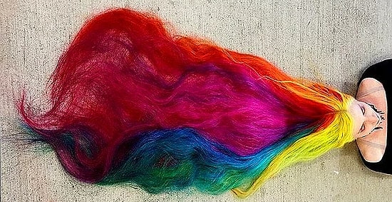 Девушка-радуга за последние 12 лет ни разу не стригла волосы