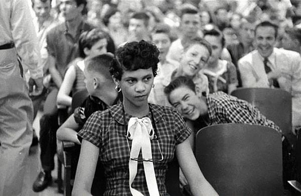 3. Amerika'da tamamı beyazlardan oluşan bir okula yerleştirilen ilk siyahi kadın olan Dorothy Counts, beyaz akranları tarafından sataşma ve aşağılamalara maruz kalırken | 1957