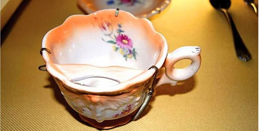 Фарфоровые чашки для усатых мужчин: "Положите усы на полку, сэр!"