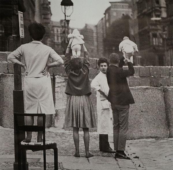 12. Batı Berlin'de yaşayan insanlar, Doğu Berlin'de yaşayan anne-babalarını torunlarıyla tanıştırırken | 1961
