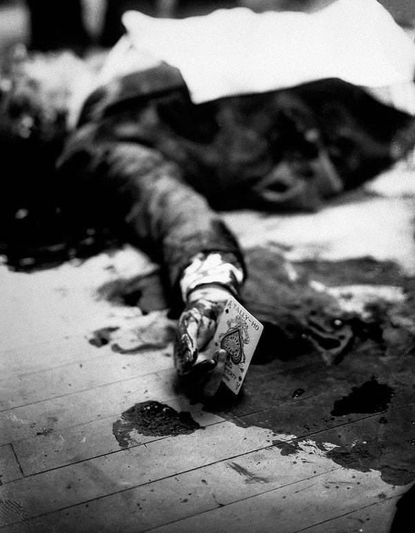 14. Mafya Babası Masseria Lays'in Brooklyn'de bir restoranın zemininde bulunan ve parmaklarının arasına maça ası konulmuş cesedi | 1931