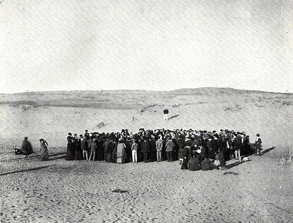 35. Yüze yakın insan daha sonra Tel Aviv olarak adlandırılacak bölgede arazi piyangosu düzenlerken | 1909