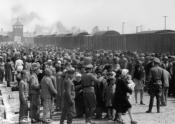 38. Macar Yahudiler, Auschwitz toplama kampında Naziler tarafından gaz odalarına götürülmek üzere seçilirken | 1944