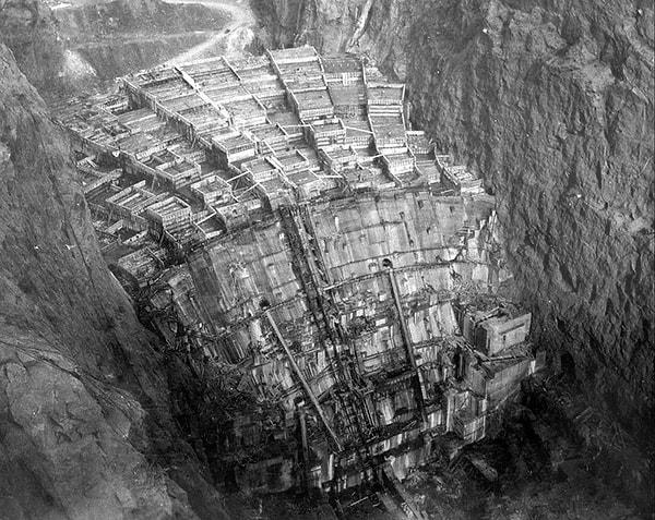 41. Hoover Barajı'nın taşıyıcı kolonları betonla doldurulurken | 1934