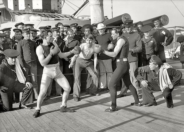 49. U.S.S New York gemisinin güvertesinde düzenlenen bir boks maçı | 1933