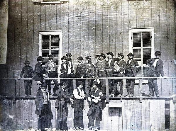 54. Amerika Missouri'de, Lynch'in Köle Pazarı önünde poz veren bir grup insan | 1852