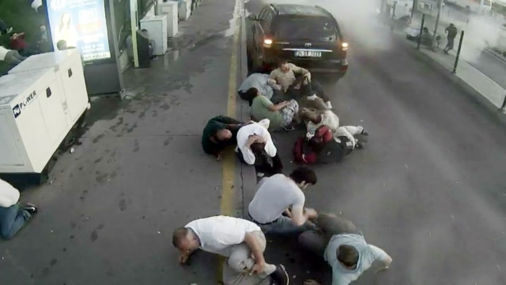 Darbe Girişimi Gününden Korkunç Bir Görüntü Daha: Sivillerin Üzerinde Tankla Ateş Açtılar