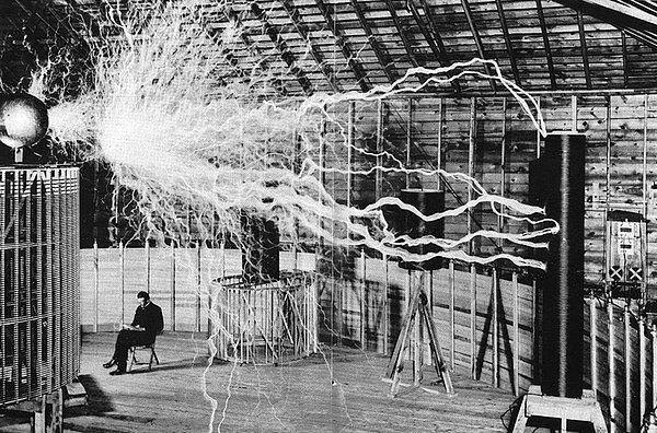 2. Nikola Tesla Büyütücü Vericisi ile Laboratuvarında Otururken.