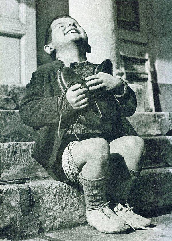 3. 2. Dünya Savaşı Sırasında Yeni Ayakkabılarına Kavuşan Avustralyalı Çocuk