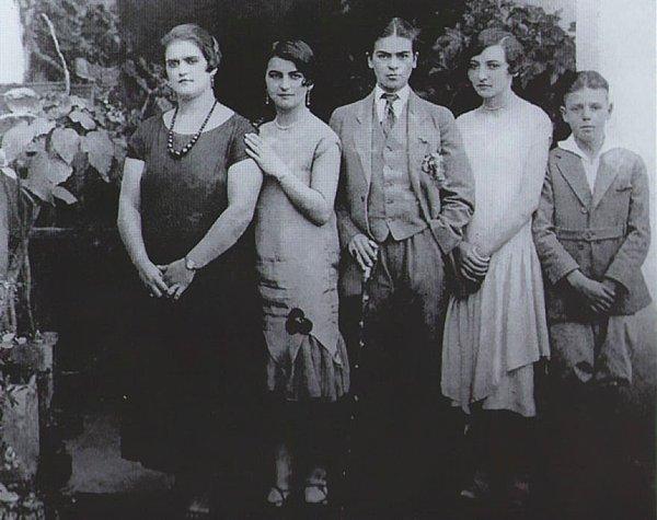 25. Frida Kahlo Erkek Gibi Giyindiğinde, 1924