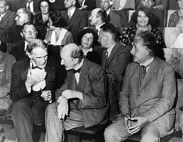 32. Robert Williams Wood, Albert Einstein ve Max Planck 28 Temmuz 1931'de Berlin'de Bir Oturumda En Ön Sırada