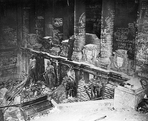 40. 1945'de Berlin'i Alan Sovyet Askerleri Tarafından Reichstag'da Yazılmış Duvar Yazıları