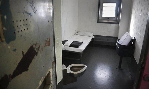 Hücre hapsinde tutulan insanların, diğer mahkumlara kıyasla intihara 33 kat daha yatkın olduğu tespit edilmiş.