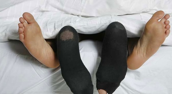 12. "Ненавижу, когда он не снимает эти чертовы носки!"