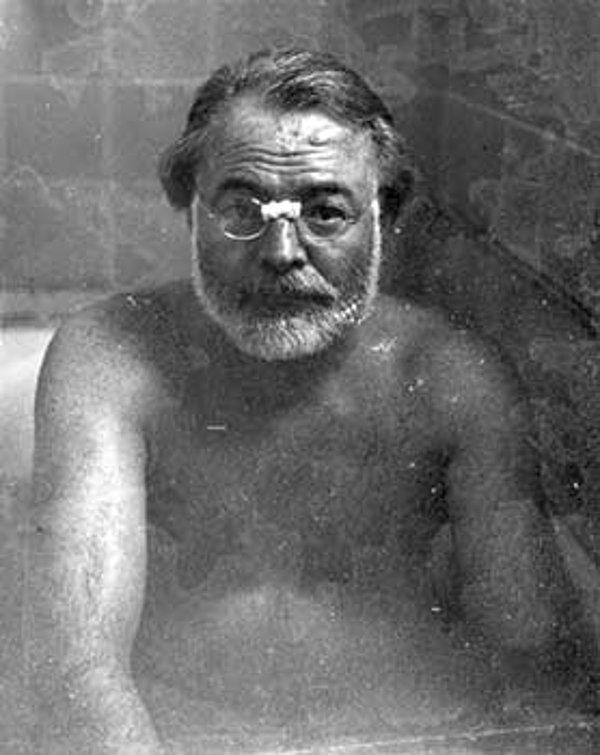 8. Ernest Hemingway, Banyo Yaparken